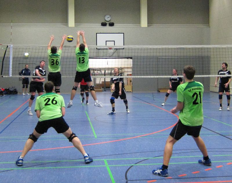 Marcel und Sascha vorbildlich im Block; Pascal und Carsten müssen nicht eingreifen