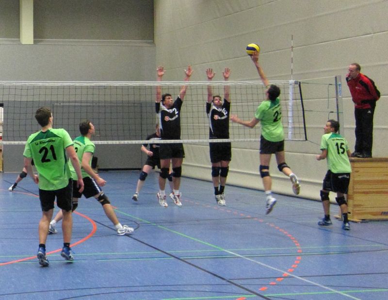 Matze legt den Ball über den Doppelblock; Thorsten duckt sich
