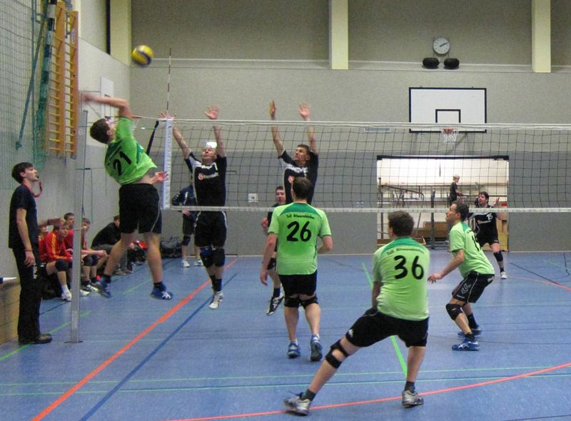 Carsten greift am Doppelblock vorbei an; Pascal, Sascha und Thorsten sichern