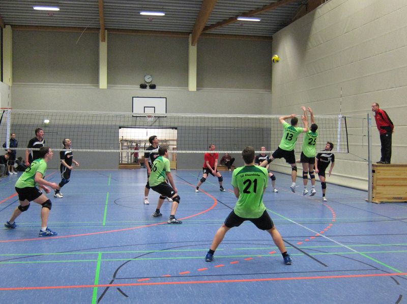 Sascha und Matze blocken; Pascal, Marcel und Carsten wehren ab
