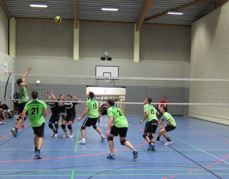 Marcel im Angriff; Carsten, Sascha, Pascal, Thorsten und Felix sichern