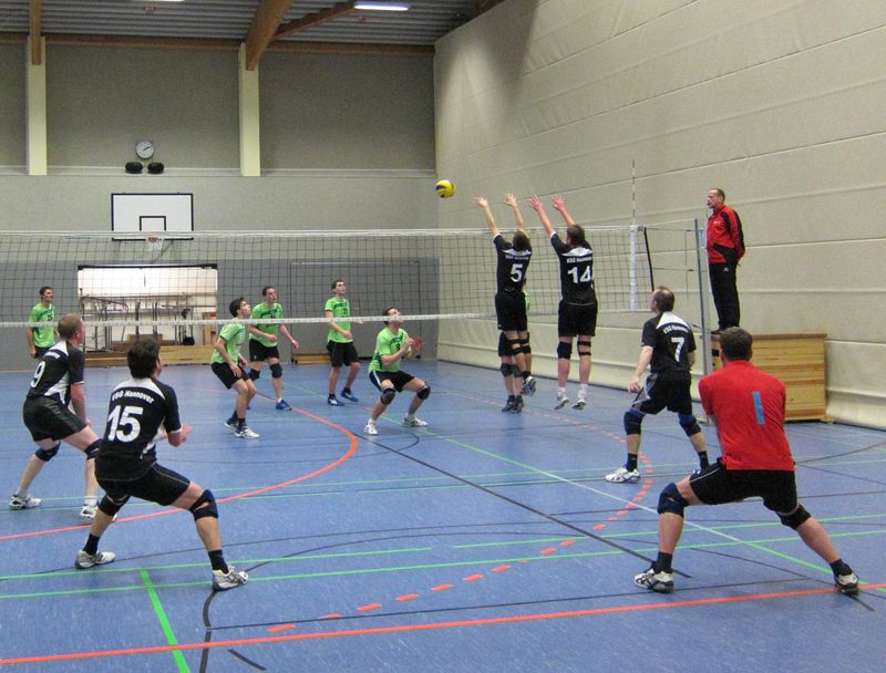 Marcel greift aus dem Stand an und am gegnerischen Block vorbei