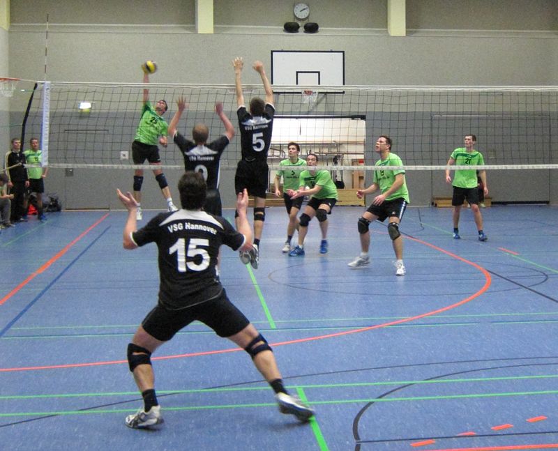 Matze greift am Block vorbei an; Felix, Pascal, Sascha und Carsten sichern...
