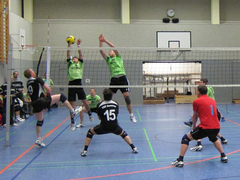 Doppelblock von Felix und Sascha; dahinter sichert Eric