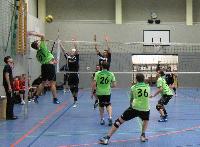Carsten greift am Doppelblock vorbei an; Pascal, Sascha und Thorsten sichern