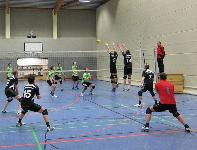 Marcel greift aus dem Stand an und am gegnerischen Block vorbei