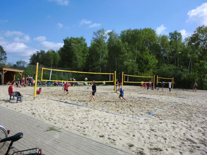 ...die zahlreichen und teilweise spannenden Spiele auf der Beachanlage beobachtet werden.