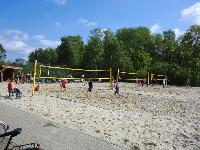 ...die zahlreichen und teilweise spannenden Spiele auf der Beachanlage beobachtet werden.