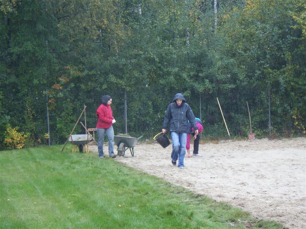 Unkraut jäten im Regen