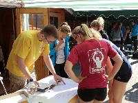 Interessierte Einsichtnahme in den Turnierverlauf