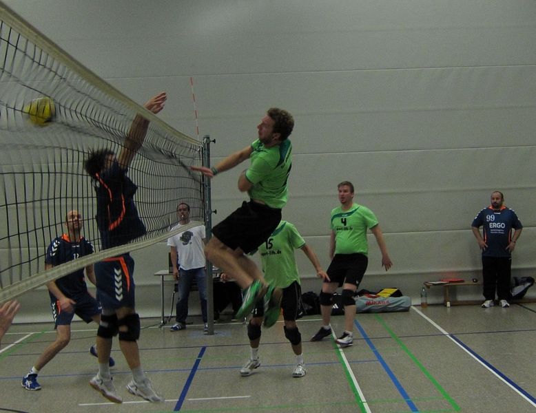 Schnellangriff von Christian gegen Stelle; dahinter Thorsten und Sven; Basti (Trainer) schaut zu