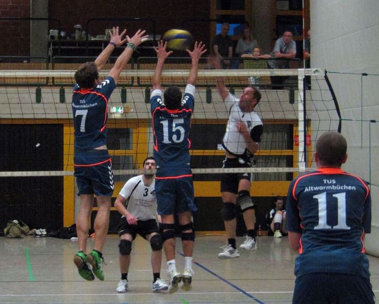 Christian und Thorsten blocken Mark von der SG Lachendorf/Eschede; Kaspar steht in der Longline Abwehr