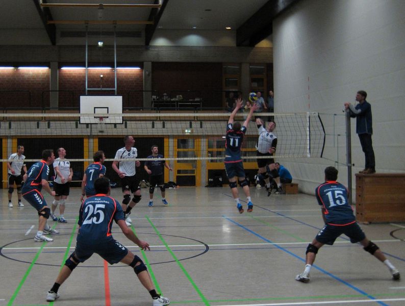 Kaspar setzt den Einerblock gegen Lachendorf; Düse, Christian, Matze und Thorsten in der Abwehr; auffällig: Didi ist nicht im Bild