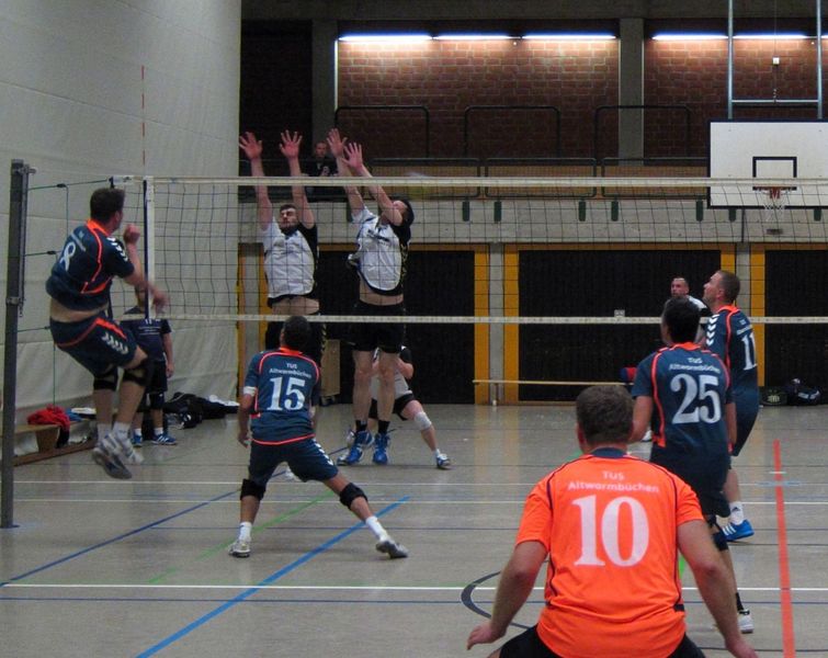 Didi im Vordergrund beobachtet das Spiel ohne Ball