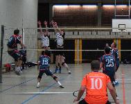 Didi im Vordergrund beobachtet das Spiel ohne Ball