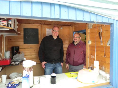 Verpflegung ist Chefsache: Chefetage der 1. Herren bei der Arbeit !