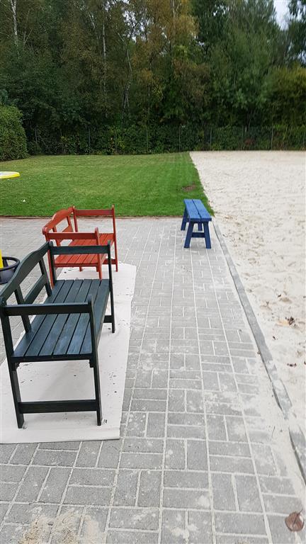 die gestrichenen Bänke