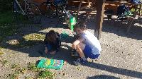 Anna und Hanna kratzen Fugen