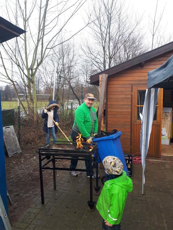 Der Grill wird angeheizt