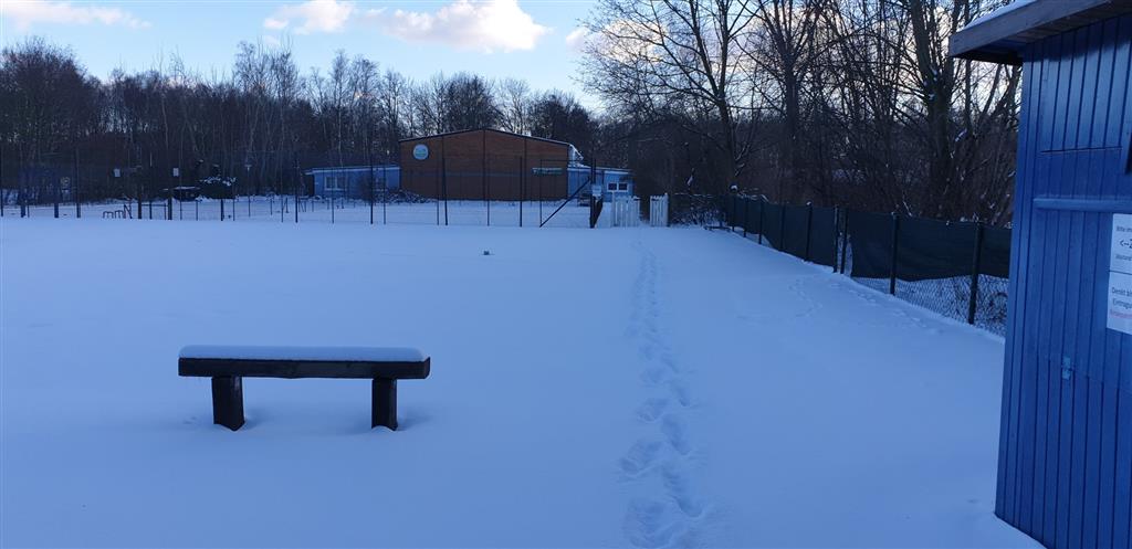 Der Eingang im Schnee