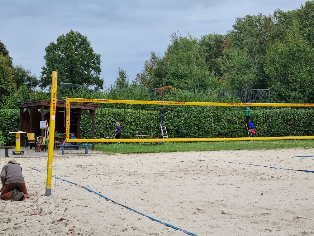 die große Hecke wird wieder zurechtgestutzt
