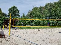 die große Hecke wird wieder zurechtgestutzt