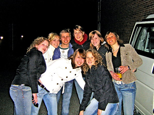 die 3. Damen vor dem Partyraum