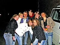 die 3. Damen vor dem Partyraum