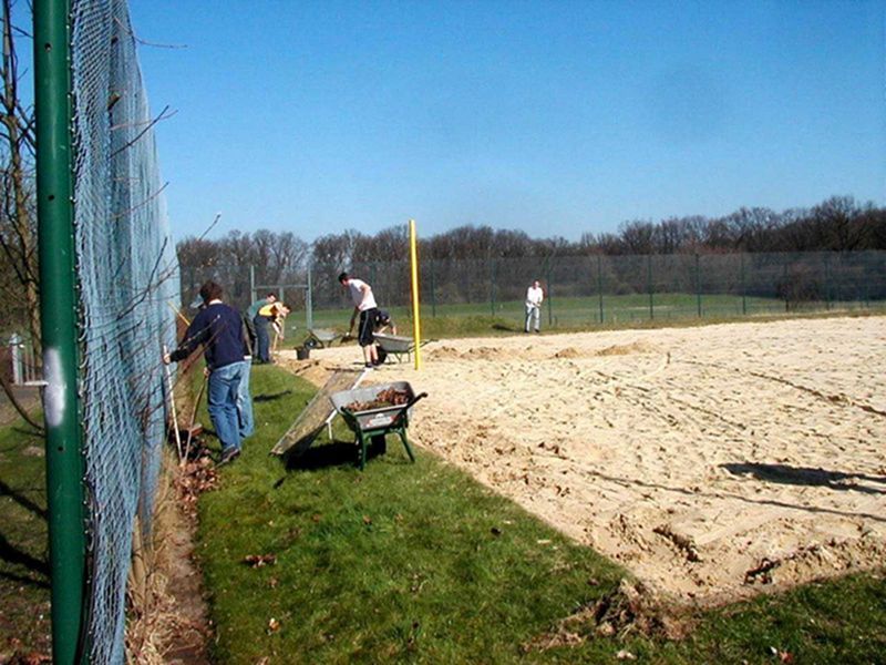 Laubharken und Erneuern des Beachfeldrandes
