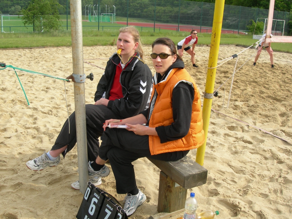 Johanna und Sandra als Schiedsrichter