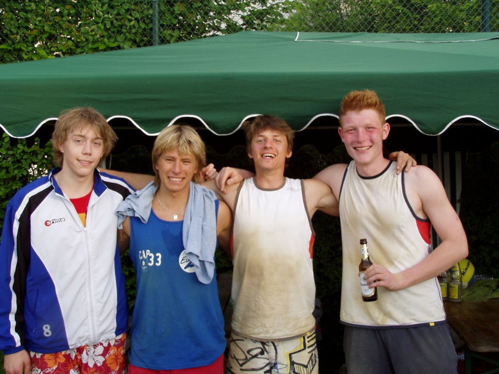 Herzlichen Glückwunsch an die Finalisten: links das Siegerteam Ebeling/Harms, rechts die unterlegenen Merkens/Roy