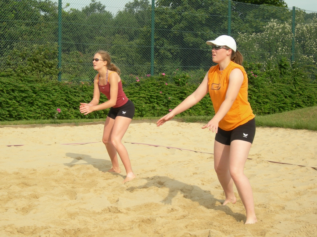 Linda Schnittger und Svenja Dehning in vorbildlicher Annahmehaltung