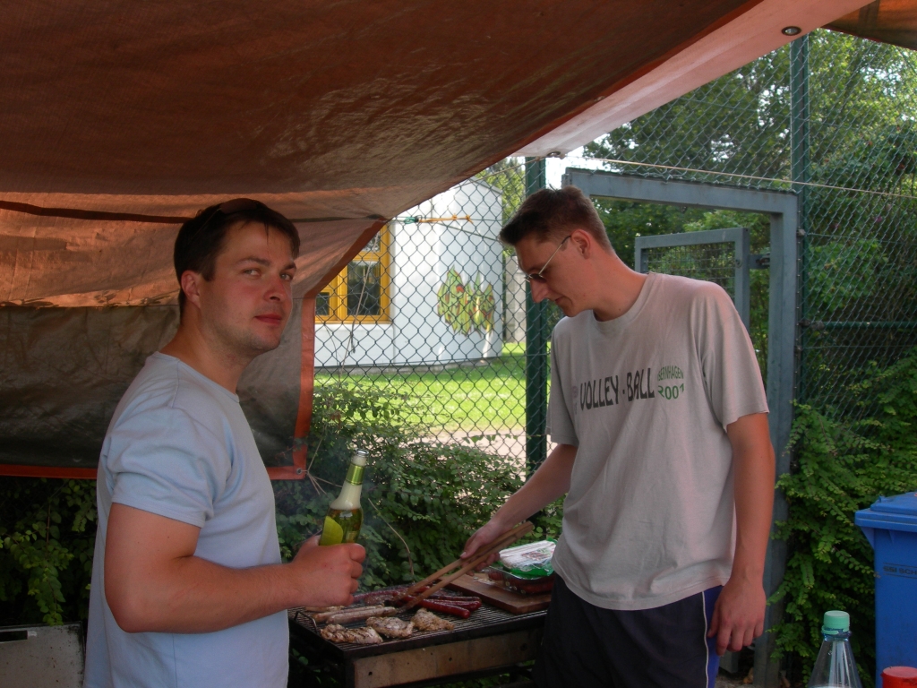 Steffen und Nico am Grill