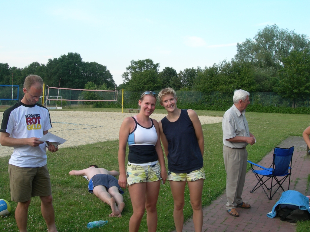 Siegerehrung Platz 3 für Johanna Wöhler/Pamela Blazek mit Gunter (und Steffen immer noch liegend)
