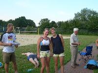 Siegerehrung Platz 3 für Johanna Wöhler/Pamela Blazek mit Gunter (und Steffen immer noch liegend)