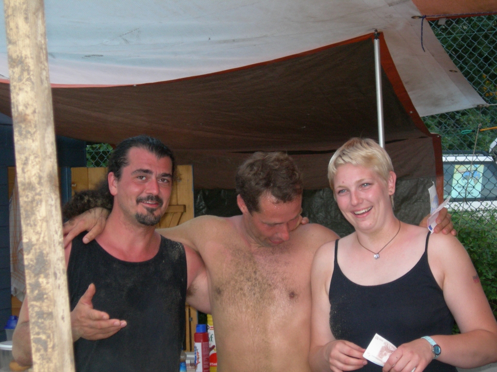 Auch Olaf Linnemann und Mark Kuchenmüller feiern mit Angelika Platz 2