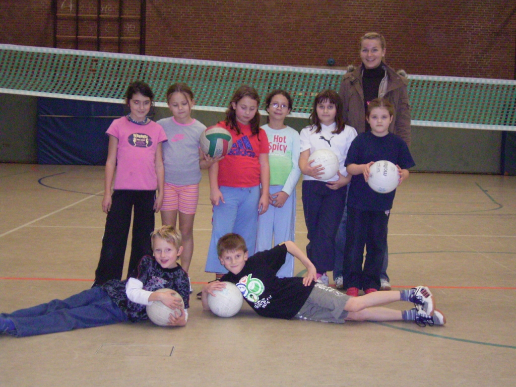 Sarah Schulz mit Ihrer Mini-Volleyball-Gruppe