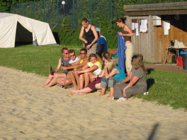  Spieler, Orga und Zuschauer beim abendlichen Entspannen