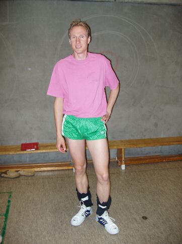 Unser Tobbe in aktuellem, top modischem Outfit