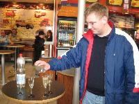 Zwischenstop in Bielefeld - Eckat kämpft voll konzentriert mit Flasche und Gläsern...