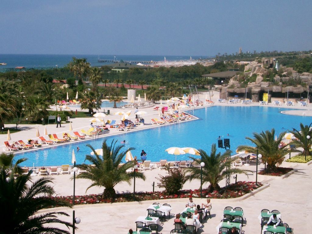 Blick auf den Pool und aufs Meer