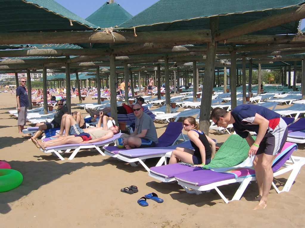 unsere Liegen am Strand