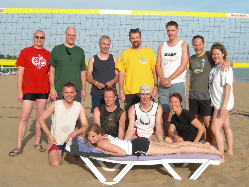 und am letzten Tag am Strand leider ohne Yendrick (oben: Drik, Ulf, Alter, Cornu, Harry, Marc und Sille; unten: Kaspar, Björn, Kilian und Anette; davor liegend: Steffi)