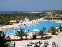Blick auf den Pool und aufs Meer