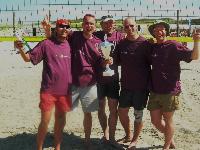 Die Gnadenlosen mit Pokal und neuen Shirts:Patrick Nowak, Thorsten Meyer, Markus Waldau, Dirk Sievers und Andrej Kemner