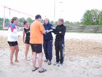 Glückwunsch. Der Chef gratuliert den Frauen