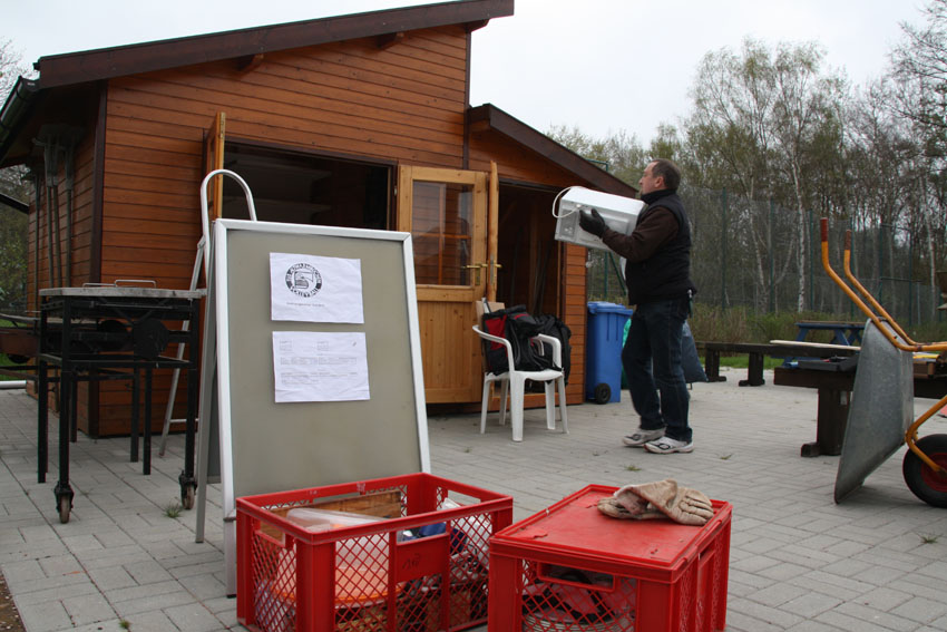 Die neue Hütte wird eingeräumt