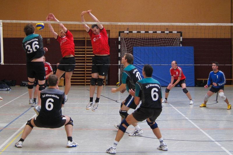 Marcel hämmert den Ball am Block vorbei...