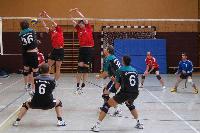 Marcel hämmert den Ball am Block vorbei...