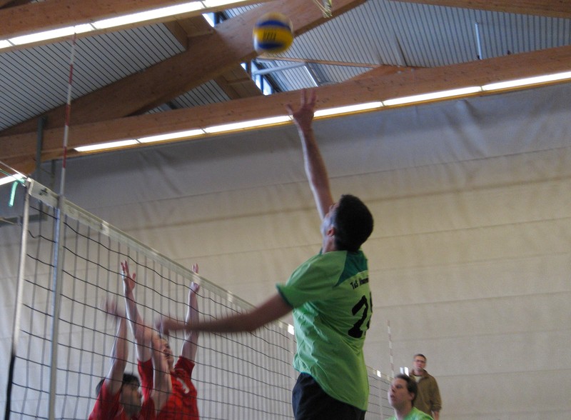 Matze, war das der Ball den der Schiri im "Aus" gesehen haben will ? :-)
